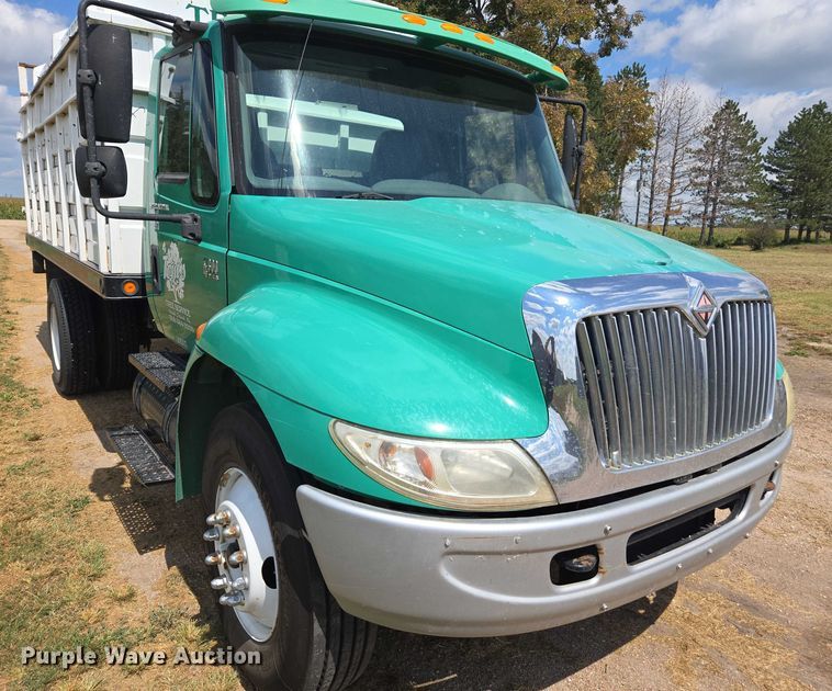 image for item DE2195 2006 International 4300 chipper truck