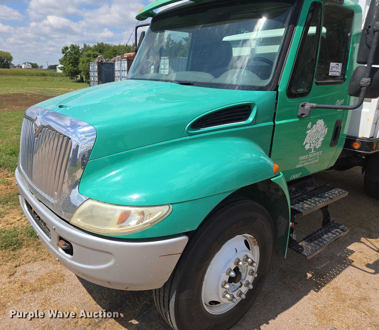 image for item DE2195 2006 International 4300 chipper truck