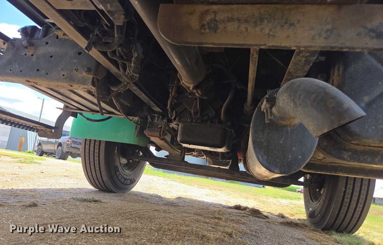 image for item DE2195 2006 International 4300 chipper truck