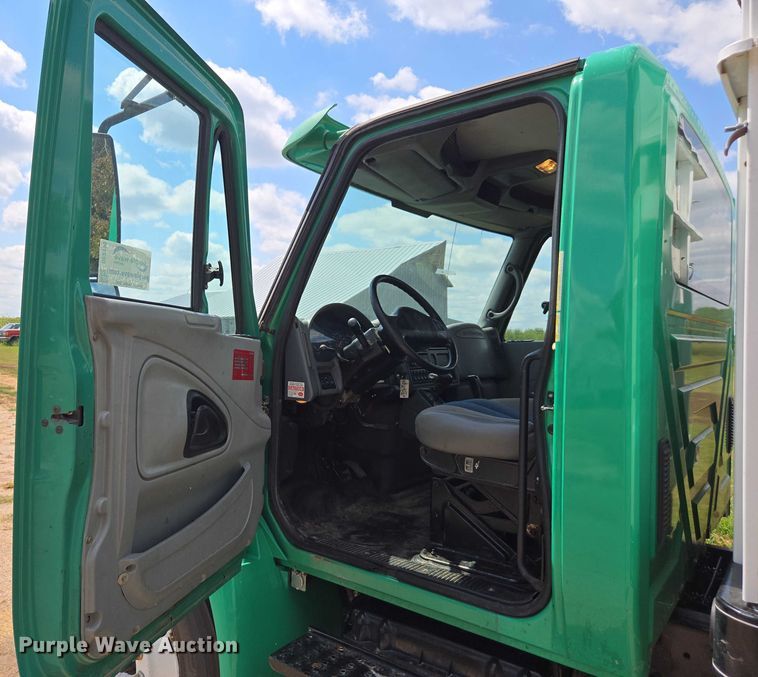 image for item DE2195 2006 International 4300 chipper truck