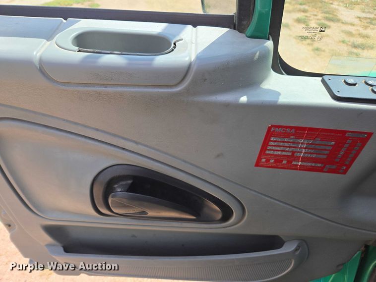 image for item DE2195 2006 International 4300 chipper truck