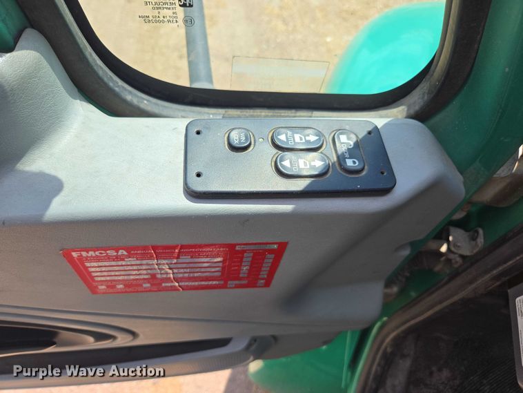 image for item DE2195 2006 International 4300 chipper truck