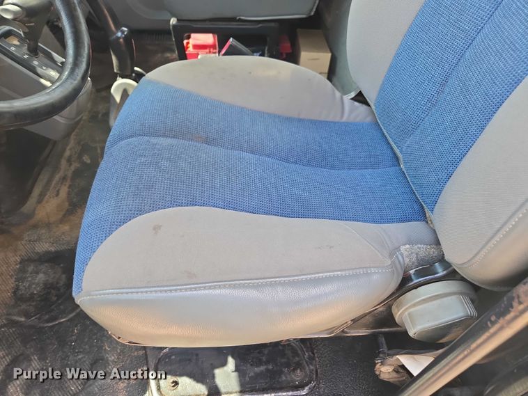 image for item DE2195 2006 International 4300 chipper truck