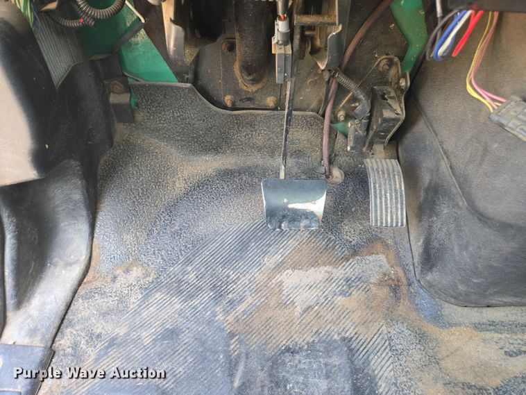 image for item DE2195 2006 International 4300 chipper truck