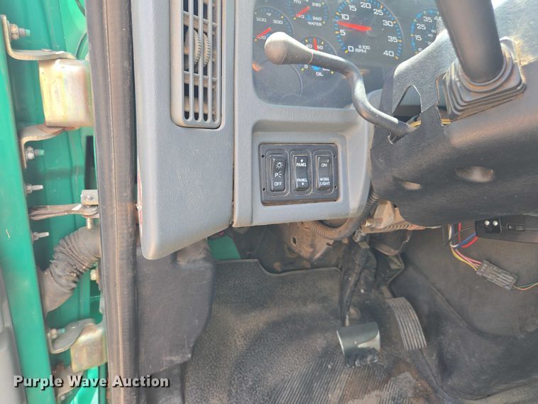 image for item DE2195 2006 International 4300 chipper truck