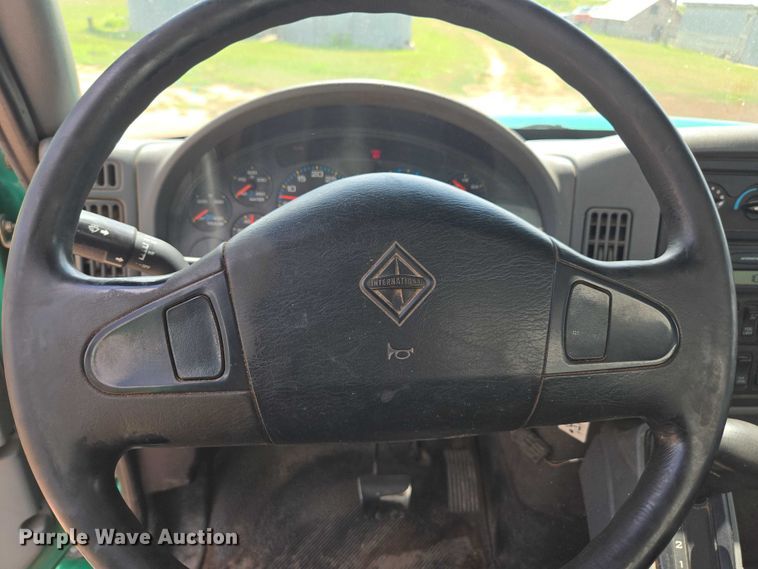 image for item DE2195 2006 International 4300 chipper truck