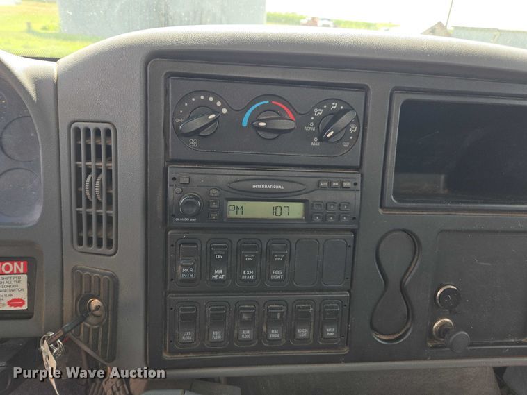 image for item DE2195 2006 International 4300 chipper truck