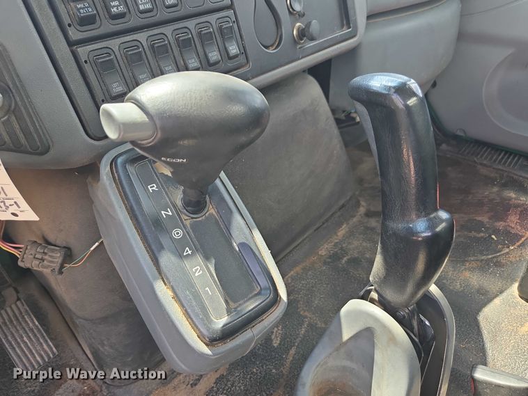 image for item DE2195 2006 International 4300 chipper truck