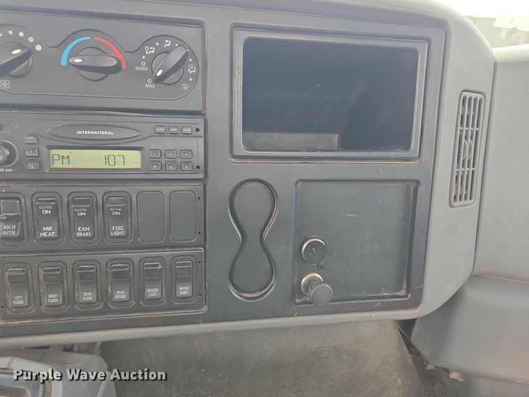 image for item DE2195 2006 International 4300 chipper truck