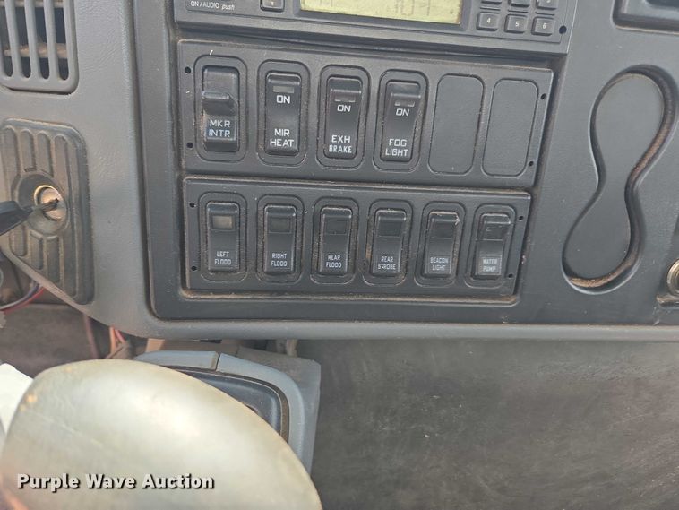 image for item DE2195 2006 International 4300 chipper truck