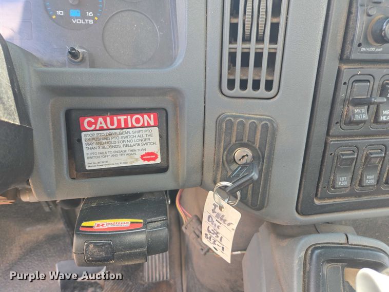 image for item DE2195 2006 International 4300 chipper truck