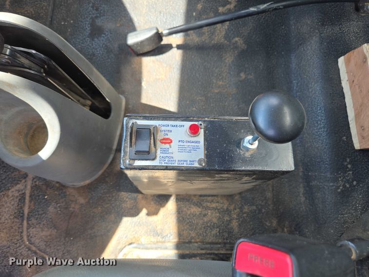 image for item DE2195 2006 International 4300 chipper truck