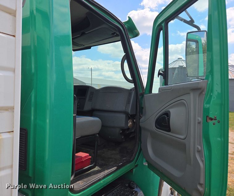 image for item DE2195 2006 International 4300 chipper truck