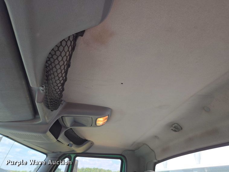 image for item DE2195 2006 International 4300 chipper truck