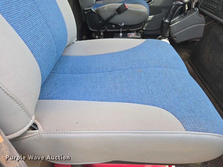 image for item DE2195 2006 International 4300 chipper truck