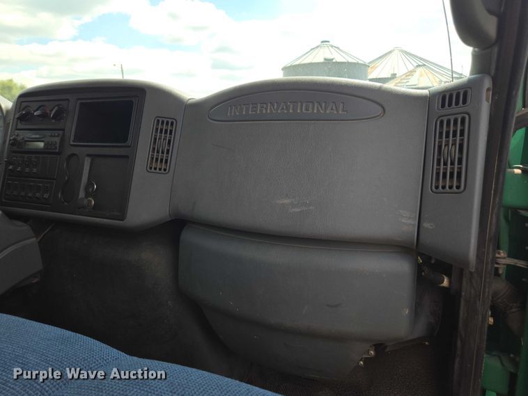 image for item DE2195 2006 International 4300 chipper truck