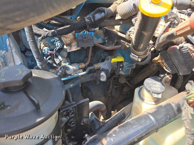 image for item DE2195 2006 International 4300 chipper truck