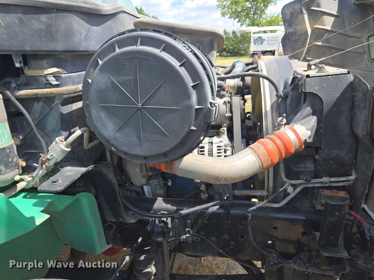 image for item DE2195 2006 International 4300 chipper truck