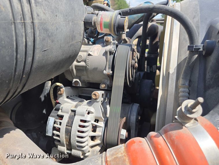 image for item DE2195 2006 International 4300 chipper truck