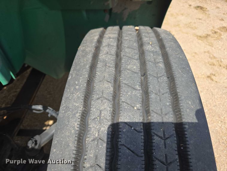 image for item DE2195 2006 International 4300 chipper truck