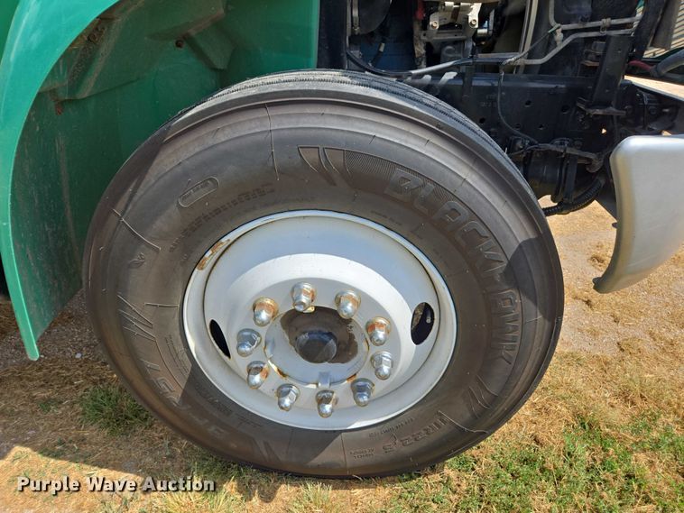 image for item DE2195 2006 International 4300 chipper truck