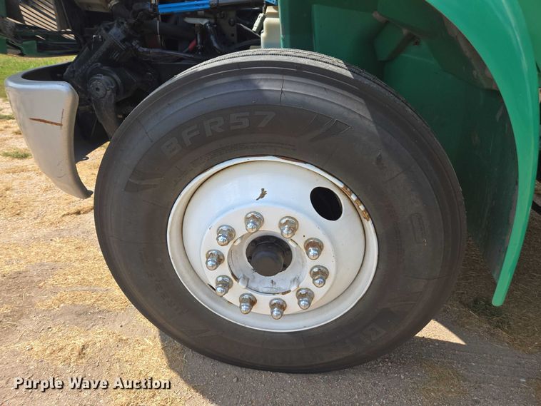 image for item DE2195 2006 International 4300 chipper truck