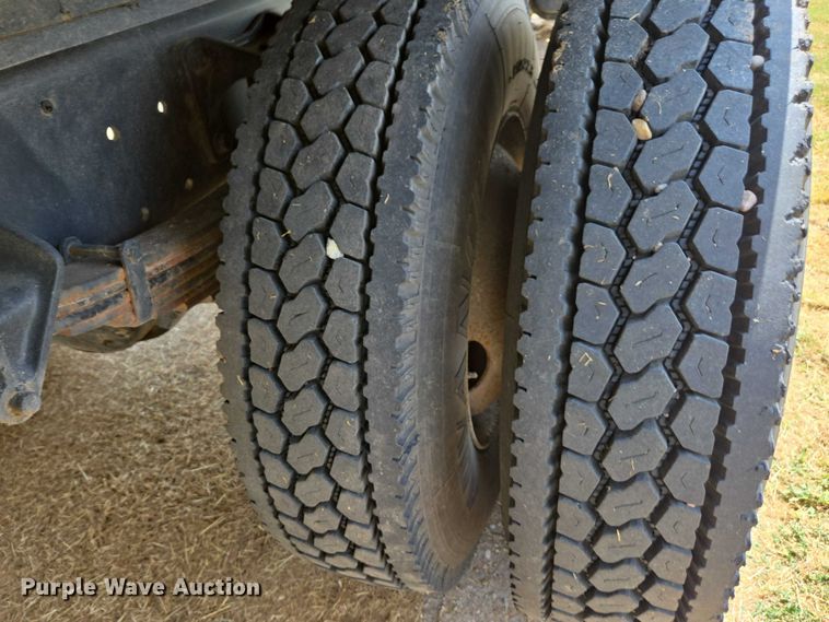 image for item DE2195 2006 International 4300 chipper truck