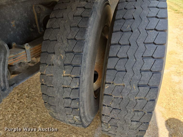 image for item DE2195 2006 International 4300 chipper truck