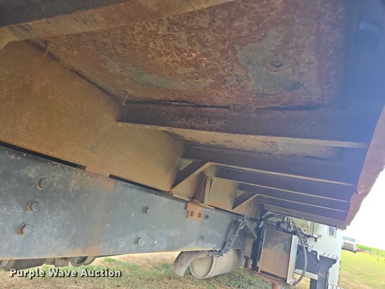 image for item DE2196 2002 International 4300 dump truck