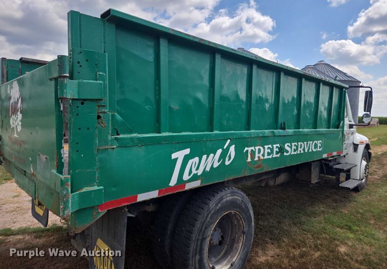 image for item DE2196 2002 International 4300 dump truck