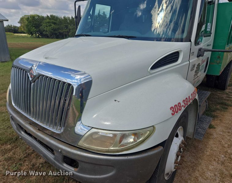 image for item DE2196 2002 International 4300 dump truck