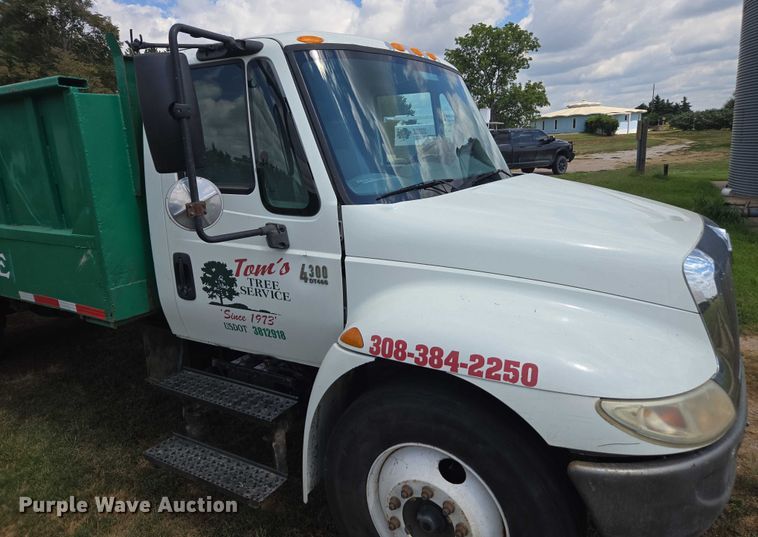 image for item DE2196 2002 International 4300 dump truck