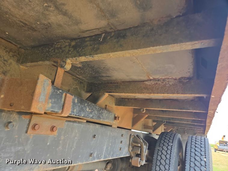 image for item DE2196 2002 International 4300 dump truck