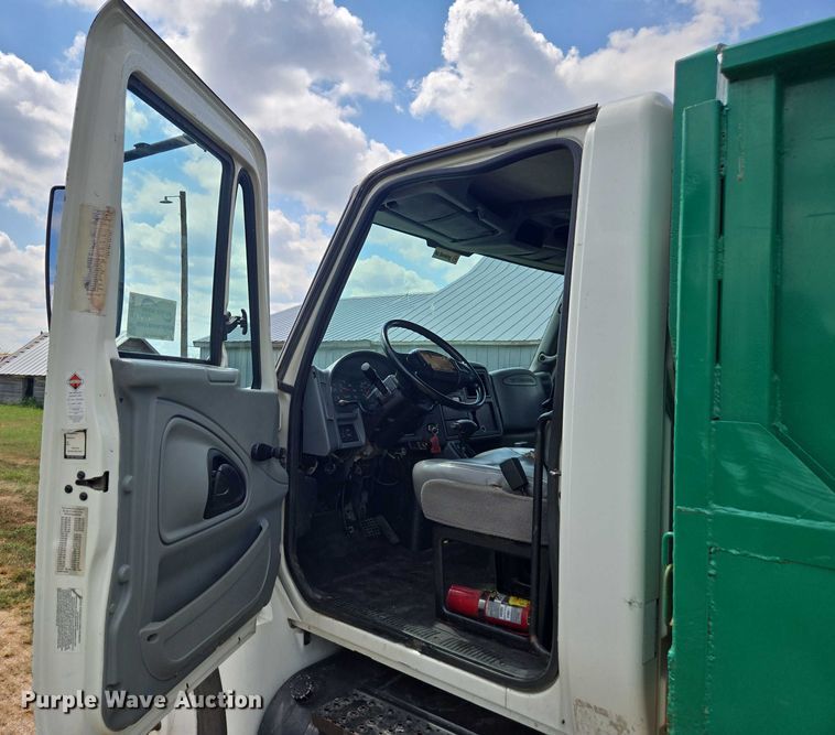 image for item DE2196 2002 International 4300 dump truck