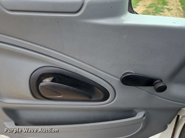 image for item DE2196 2002 International 4300 dump truck