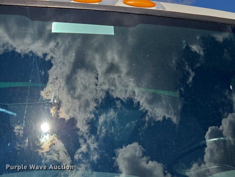 image for item DE2196 2002 International 4300 dump truck