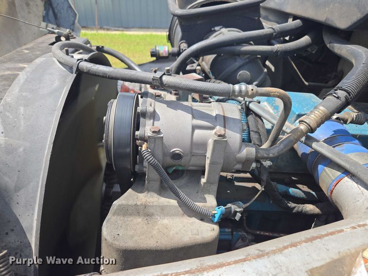 image for item DE2196 2002 International 4300 dump truck