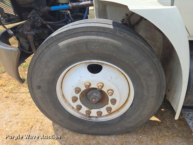 image for item DE2196 2002 International 4300 dump truck