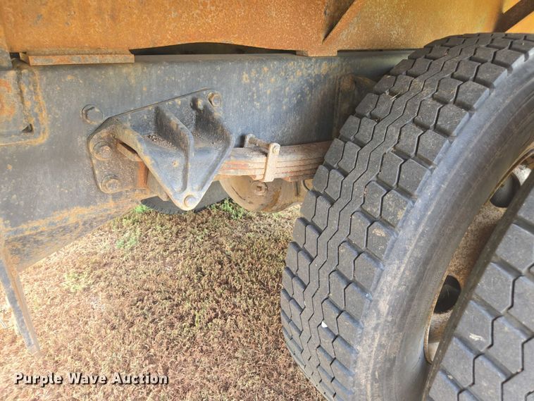 image for item DE2196 2002 International 4300 dump truck