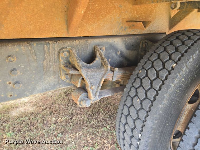 image for item DE2196 2002 International 4300 dump truck