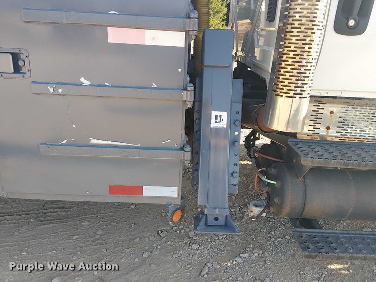 image for item DJ7829 2013 International 4300 crane truck