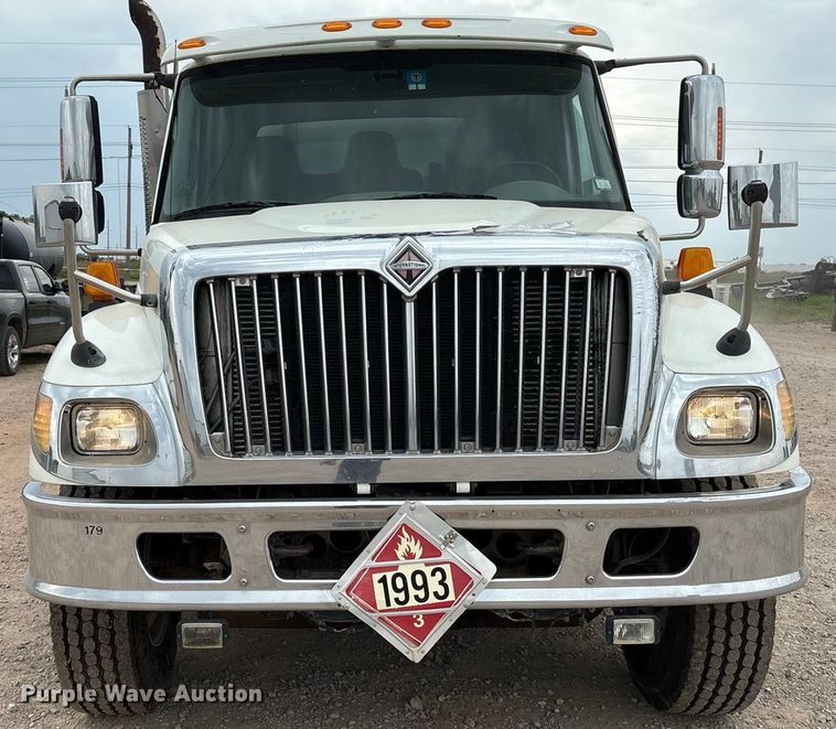 image for item DO1184 2007 International 7400 fuel truck