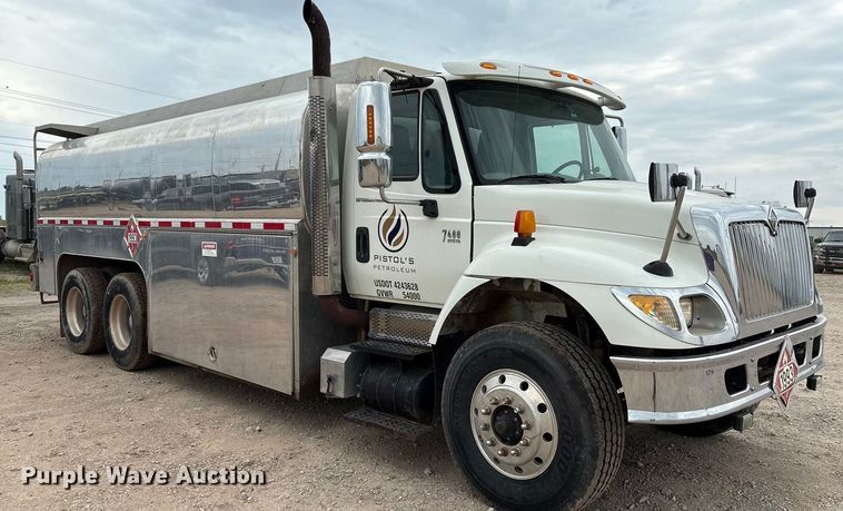 image for item DO1184 2007 International 7400 fuel truck