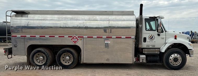 image for item DO1184 2007 International 7400 fuel truck