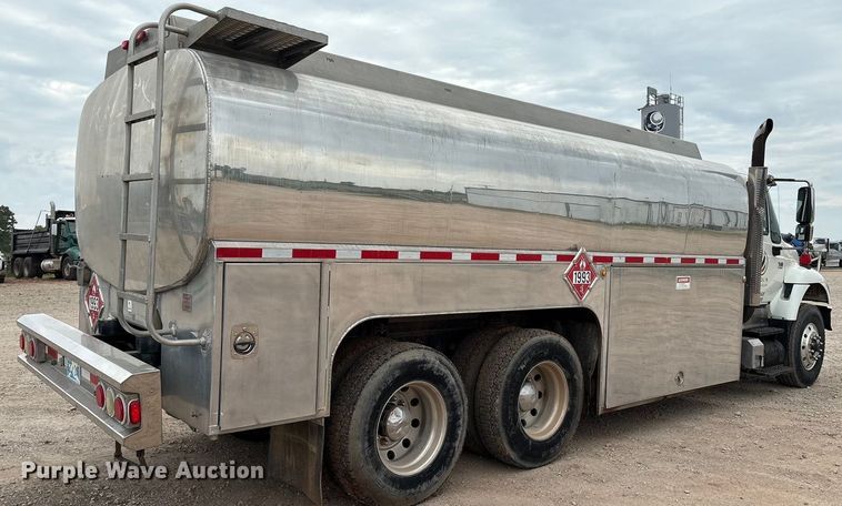 image for item DO1184 2007 International 7400 fuel truck