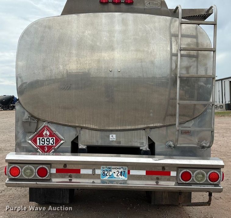 image for item DO1184 2007 International 7400 fuel truck