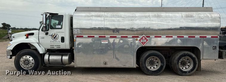 image for item DO1184 2007 International 7400 fuel truck