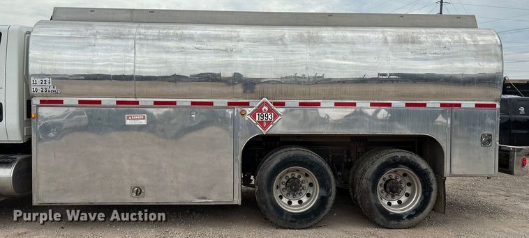 image for item DO1184 2007 International 7400 fuel truck