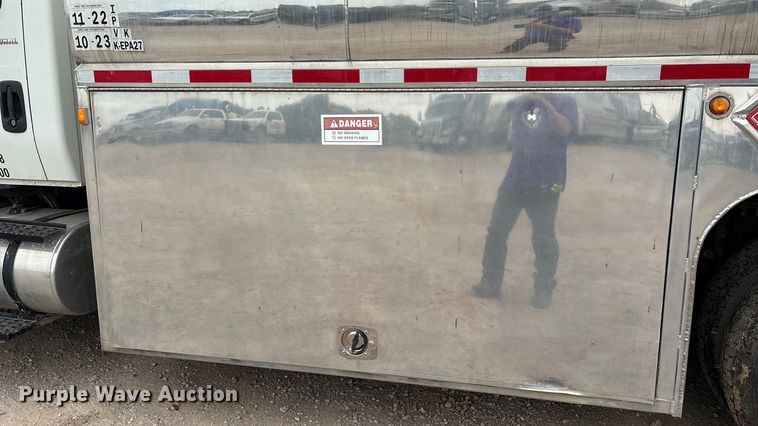 image for item DO1184 2007 International 7400 fuel truck