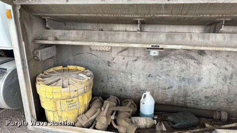 image for item DO1184 2007 International 7400 fuel truck